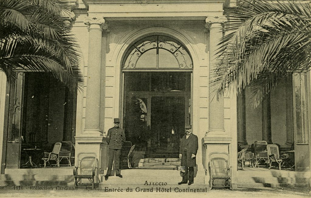 Collection Cardinali, Ajaccio – Entrée du Grand Hôtel Continental© Corte, musée de la Corse.